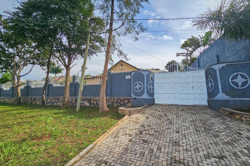 Complete 4-Bedroom House Facing Kigali Golf Course Luaran gambar